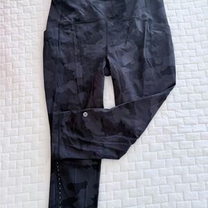 Camo Deep Coal Multicolor Cropped Leggings
